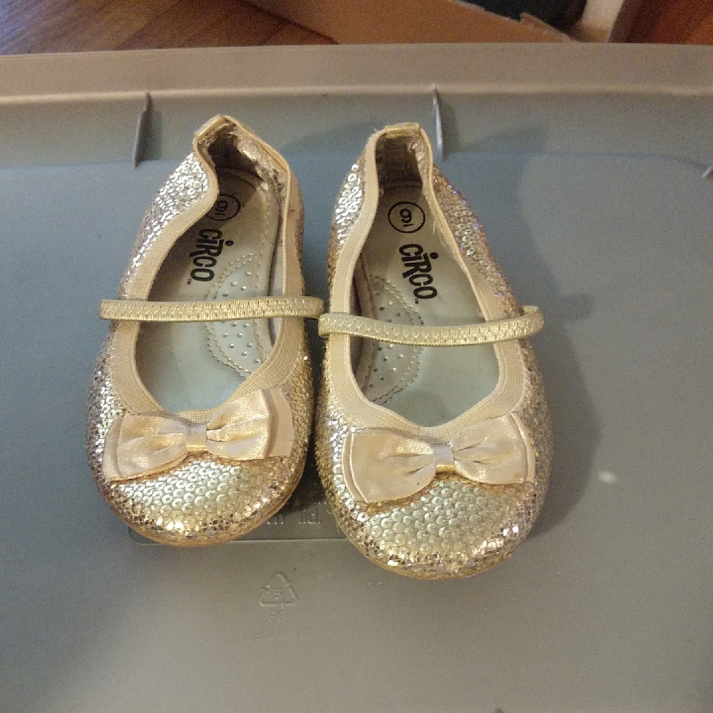Circo Gold Kids Ballet Flats